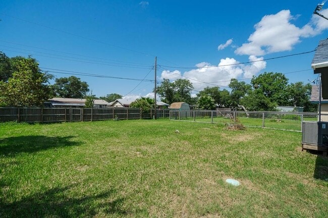 Building Photo - 213 Lazy Ln