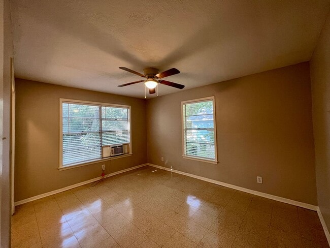 Building Photo - Availably July 12: Charming 3 Bedroom 1 Ba...