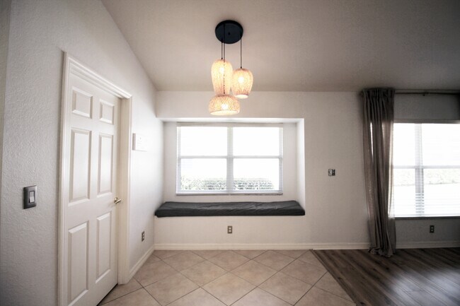 Building Photo - 6428 Waverly Green Way