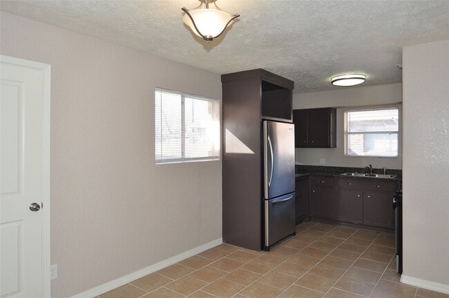 Building Photo - 4710 Pine St