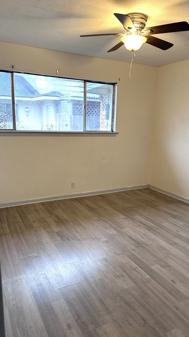 Building Photo - 1932 Hidden Way