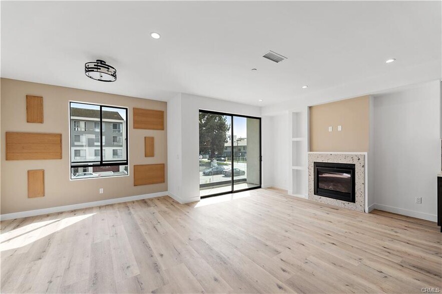 Building Photo - 11857 W Flower Ln