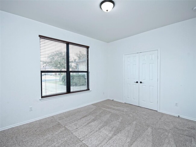 Building Photo - 501 Willow Walk Dr