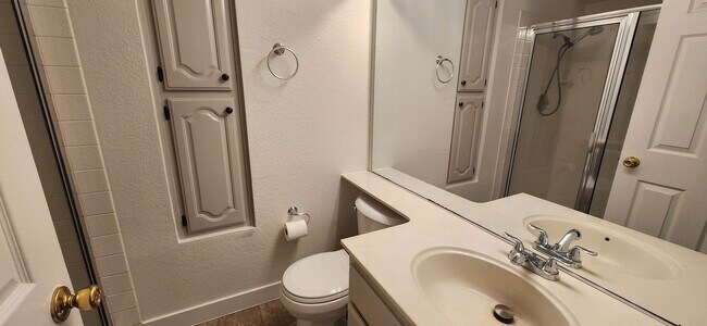 Building Photo - Large 3 Bedroom Home with a Loft