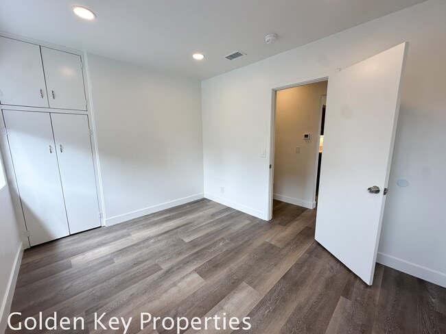 Building Photo - Beautifully remodeled single-level home in...