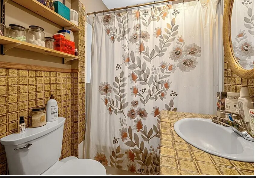 Bathroom - 887 James Ave