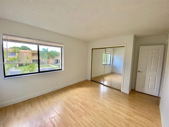 Building Photo - 159 Lakeview Dr