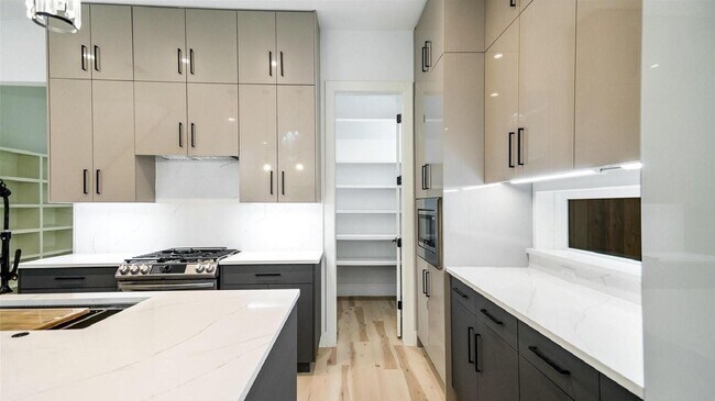 Building Photo - 2318 Arroyo Ave