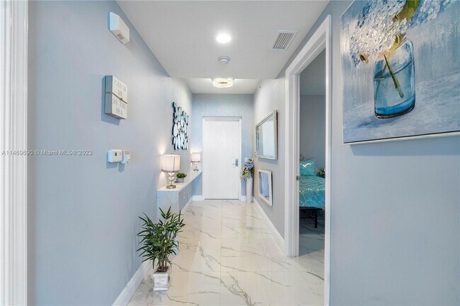 Building Photo - 2650 Lake Shore Dr