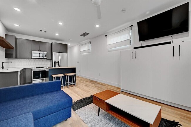 Building Photo - 2709 E 5th St.