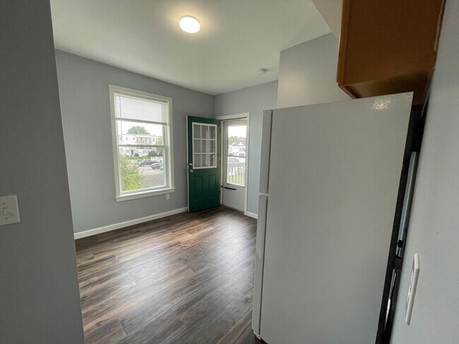 Building Photo - Bright and Beautiful Second Floor 2 Bedroo...