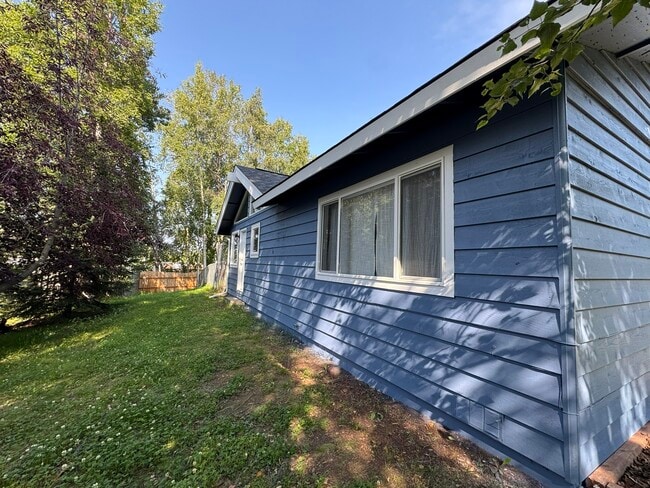 Building Photo - 1233 Crescent Dr