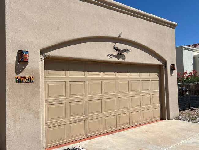 Building Photo - Exceptional Rental in Great Locale