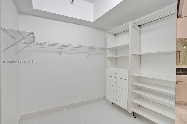 Building Photo - 3500 Mystic Pointe Dr