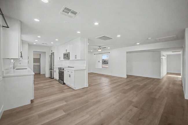 Building Photo - 6 Bed/ 3 Bath with Pool