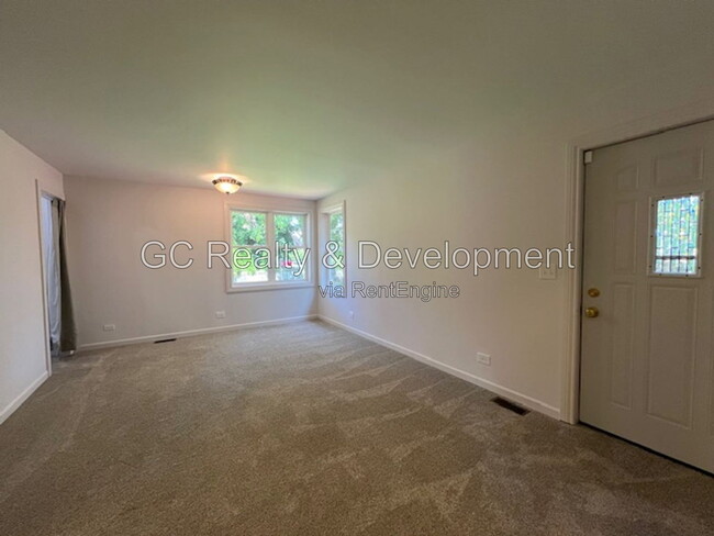 Building Photo - 2 Hiawatha Dr