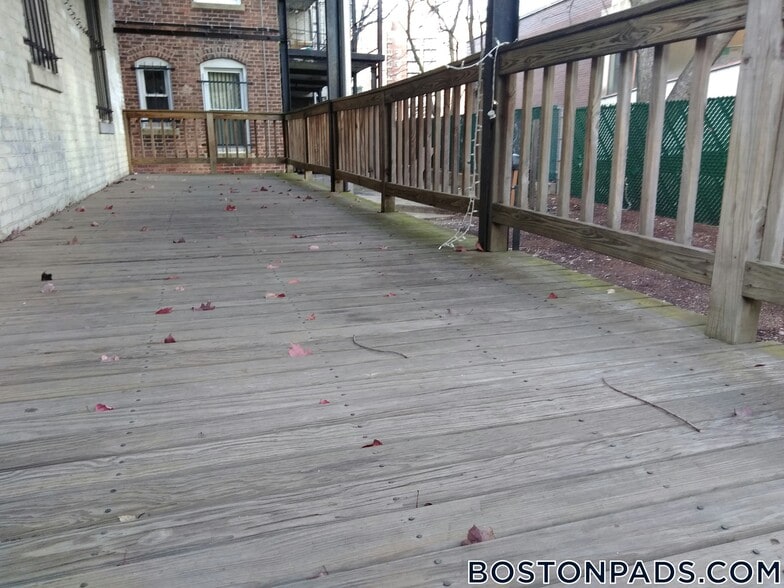 Building Photo - 8 Barrows St