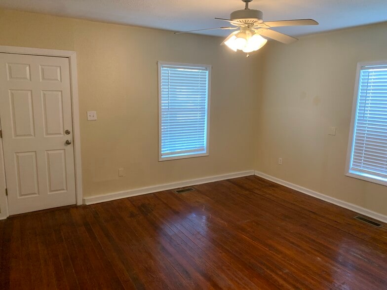 Building Photo - 930 W Poplar St