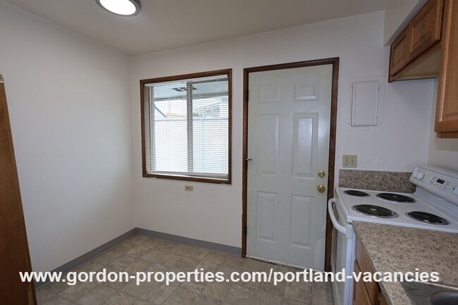 Building Photo - NE 65th Ave - North Tabor single level 1 bedroom apartment