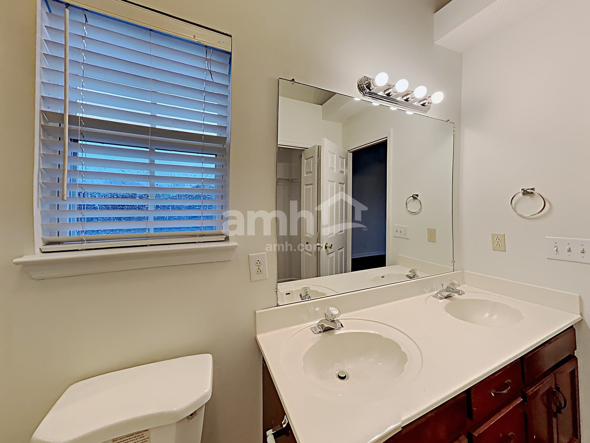 Building Photo - 2805 River Bend Dr