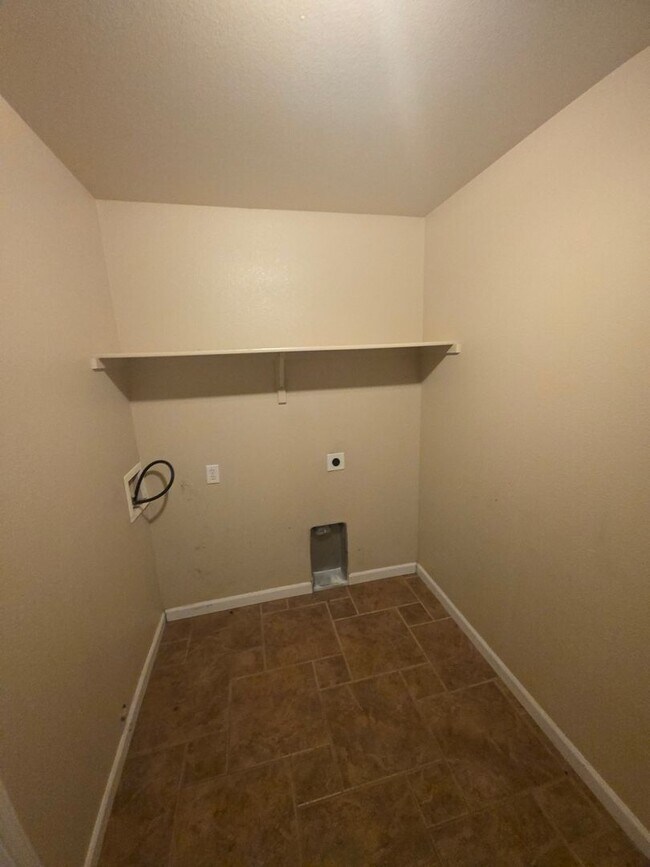 Building Photo - 3018 Oakwood Dr