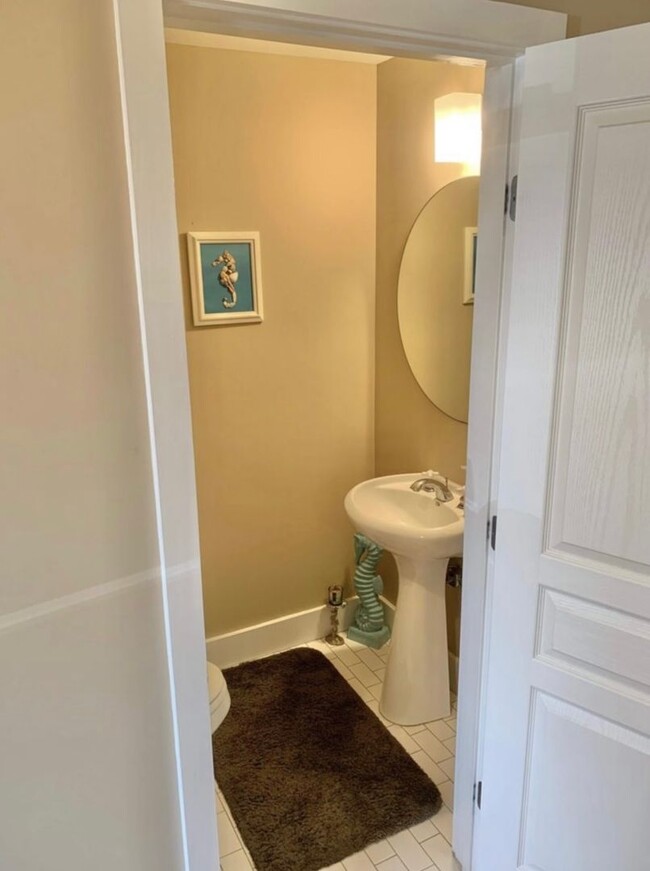 Building Photo - 2 BEDROOM 2.5 BATH TOWNHOME WITH DOWNTOWN ...