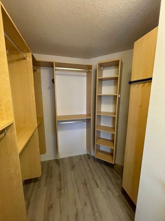 Building Photo - Spacious 4 Bedroom Townhouse Style Condo i...