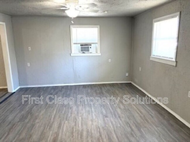 Building Photo - 404 S Burdick St