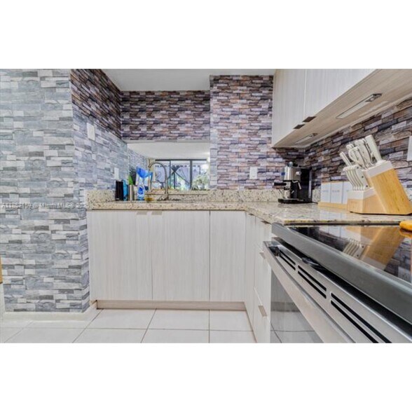 Building Photo - 8205 SW 152nd Ave