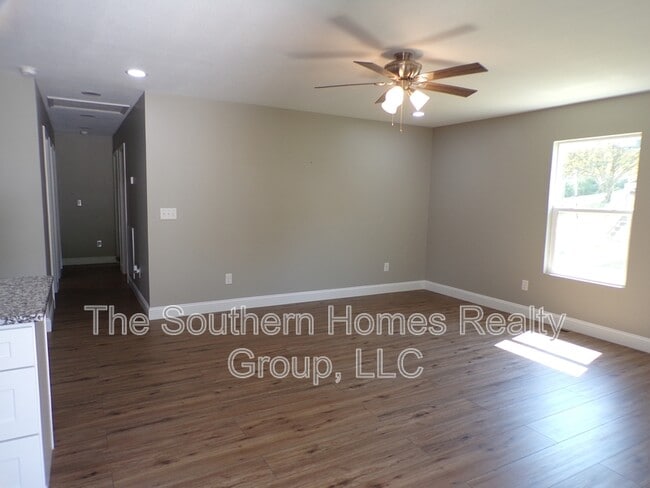 Building Photo - 533 Anton St