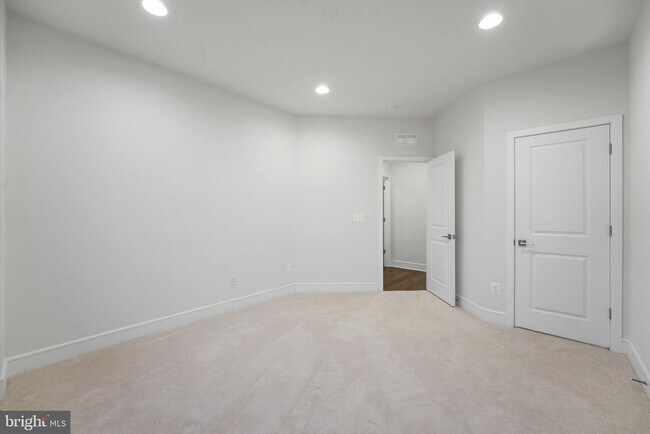 Building Photo - 43421 Farringdon Sq
