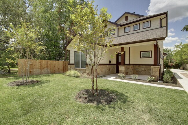 Building Photo - UT PRE-LEASE: Wood Floors, North Campus, Large Living Space, 2011 Construction, Custom High End K...