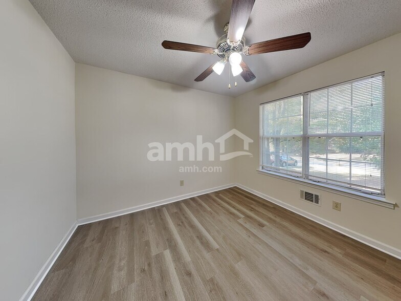 Building Photo - 401 Streamview Ln