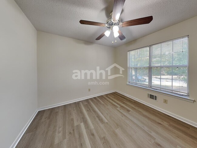 Building Photo - 401 Streamview Ln