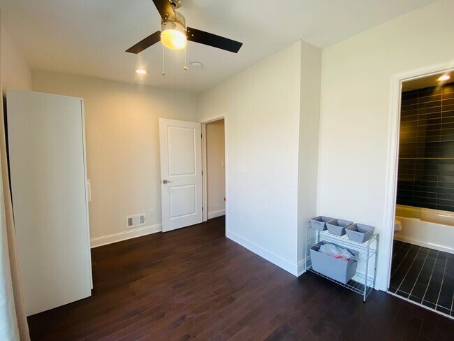 Building Photo - FOR RENT - 2BR/2.5BA Townhome