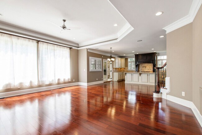 Building Photo - Elegant 5-Bedroom Residence with Luxurious...
