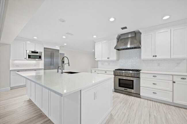 Building Photo - 12831 Shore Dr