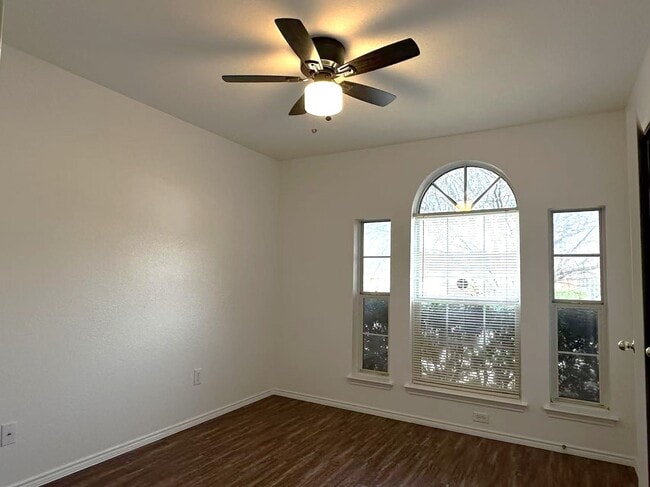 Building Photo - 5435 Dove Dr