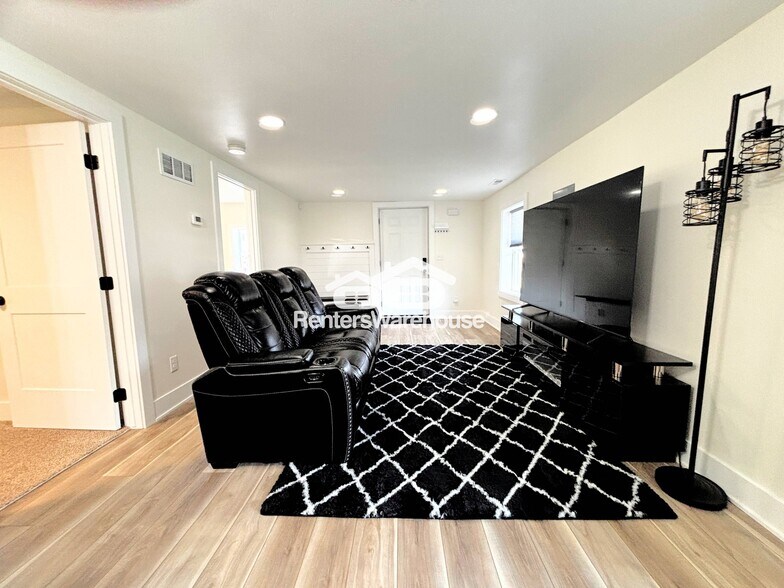 Building Photo - 4076 Indianola Ave