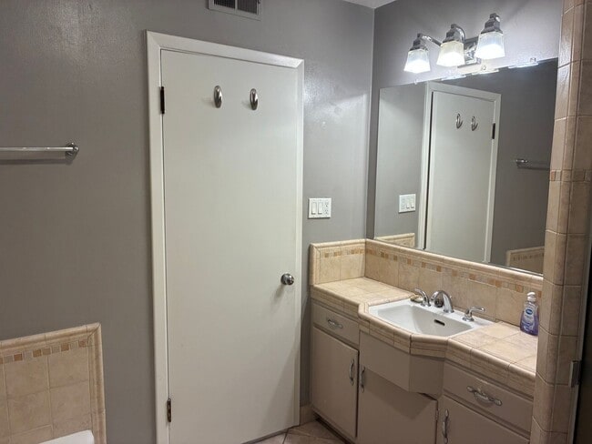 Building Photo - Beautiful 3 bedroom/1.5 bath Home in S. Land Park