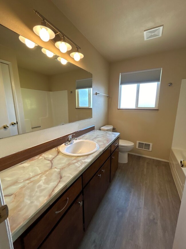 Building Photo - MOVE IN SPECIAL!  Remodeled 2 Bedroom 1 Ba...