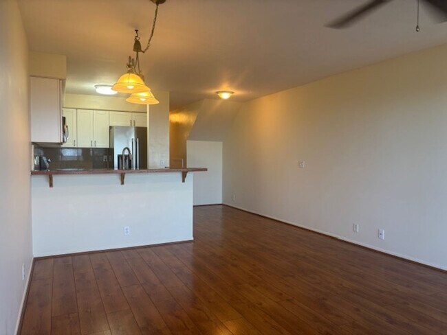 Building Photo - 3 Bedroom / 3 Bath Condo with Ocean Views