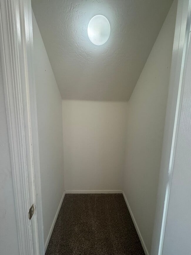 Building Photo - 4 BEDROOM IN PARK MEADOWS