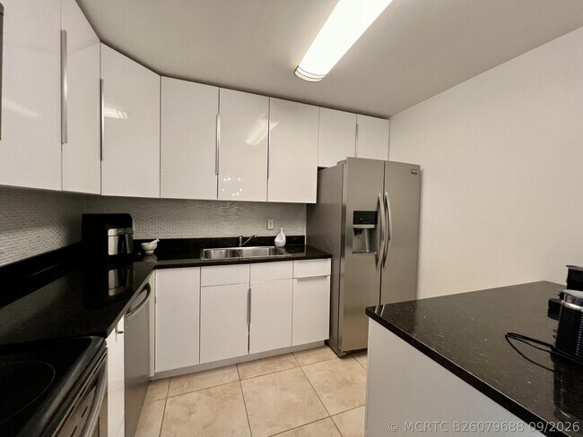 Building Photo - 6421 Bay Club Dr