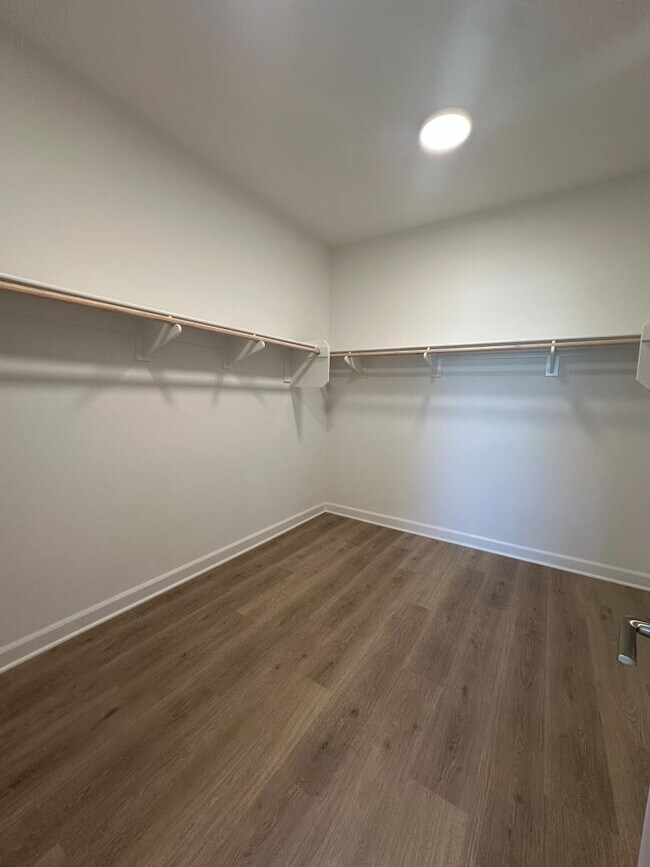 Building Photo - 2055 Woolem Pl