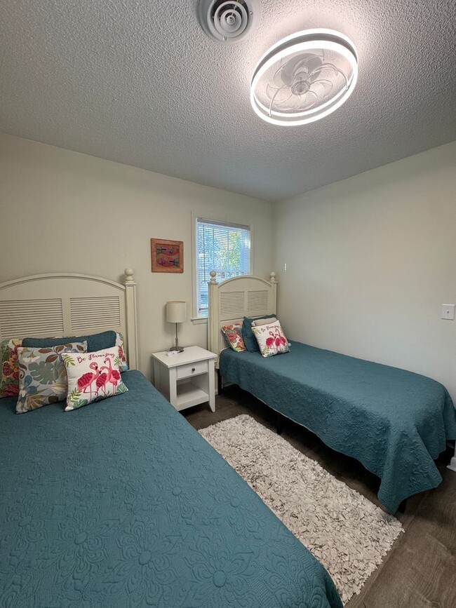 Building Photo - FULLY FURNISHED Wooded Oak Island area  3 Bed/1 Bath