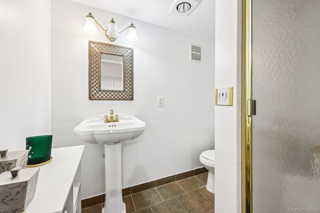 Building Photo - 6 Carol Ln