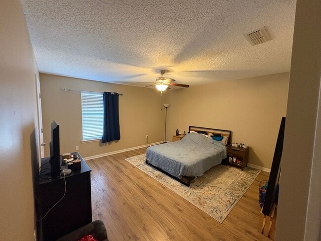 Building Photo - 496 Walnut Dr