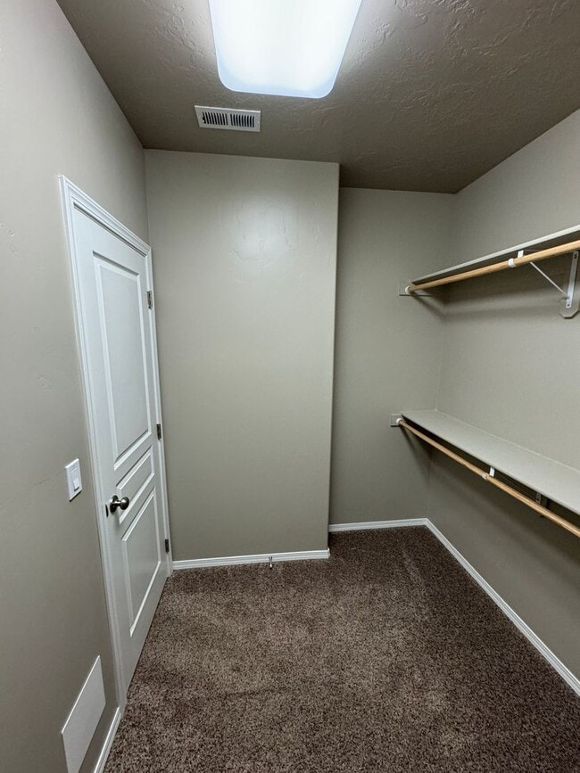 Building Photo - Charming 3-bedroom, 2-bathroom home locate...