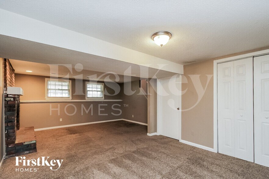 Building Photo - 704 Melrose St